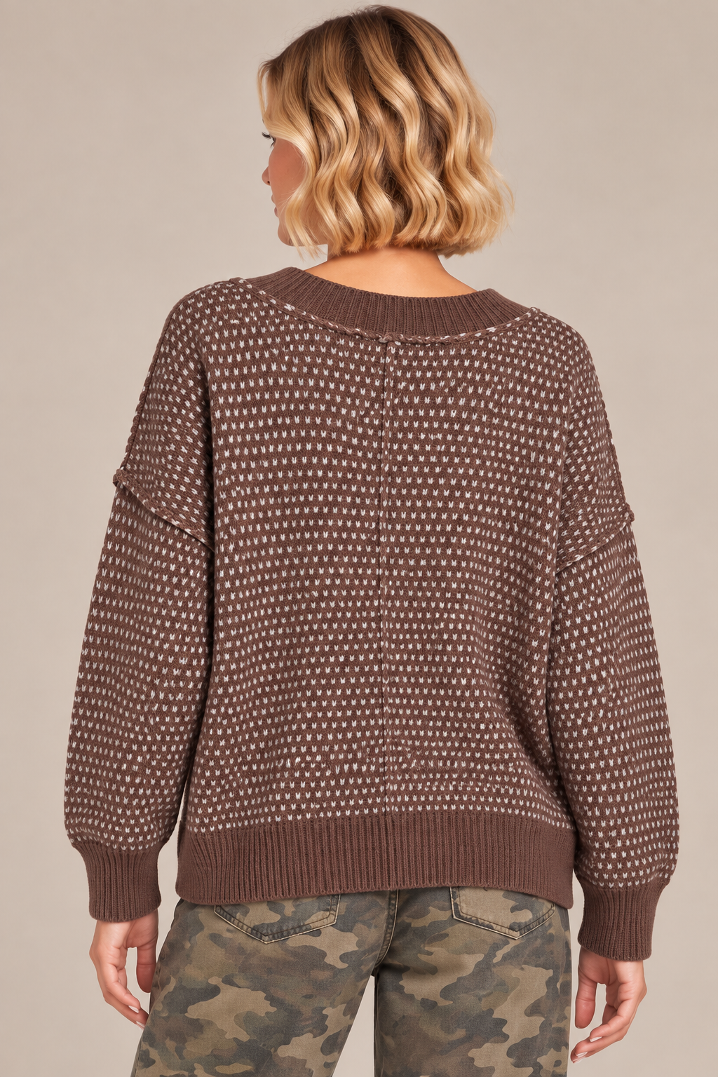 Contrast Stitch V-Neck Sweater – Chocolate Brown & Light Blue